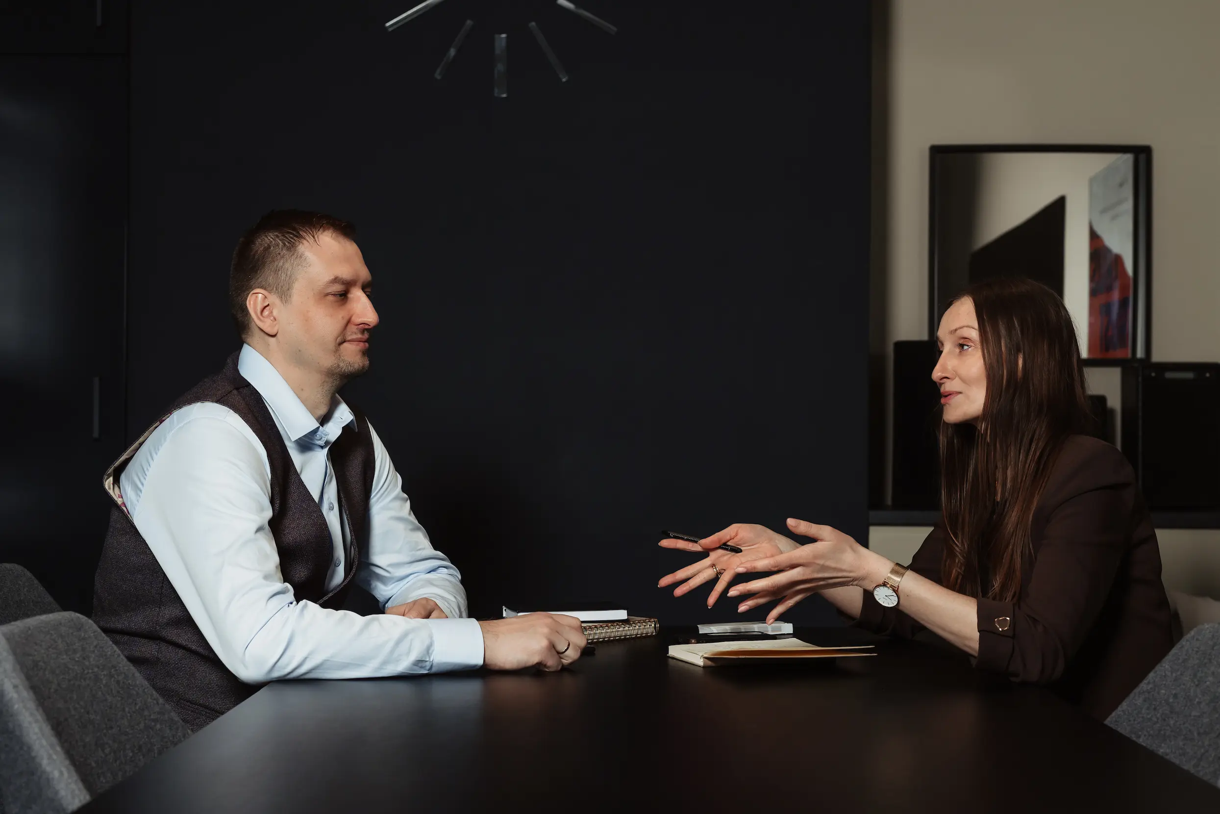 Elegancka komoda z dekoracjami reprezentująca usługi dodatkowe KAGGA ESTATE