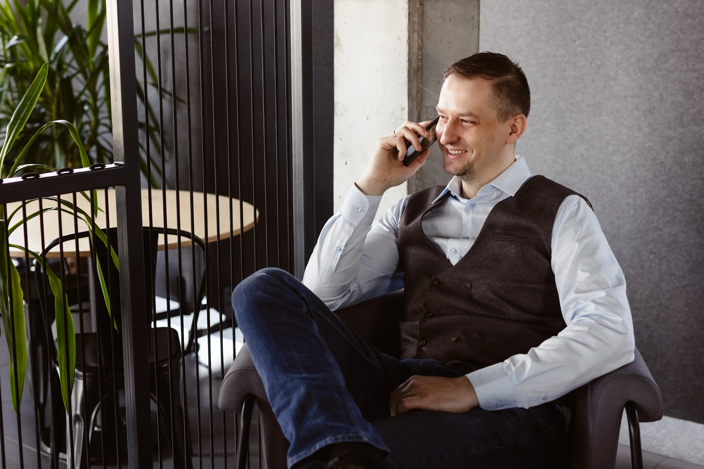 Kamil Augustyniak podczas rozmowy z klientem